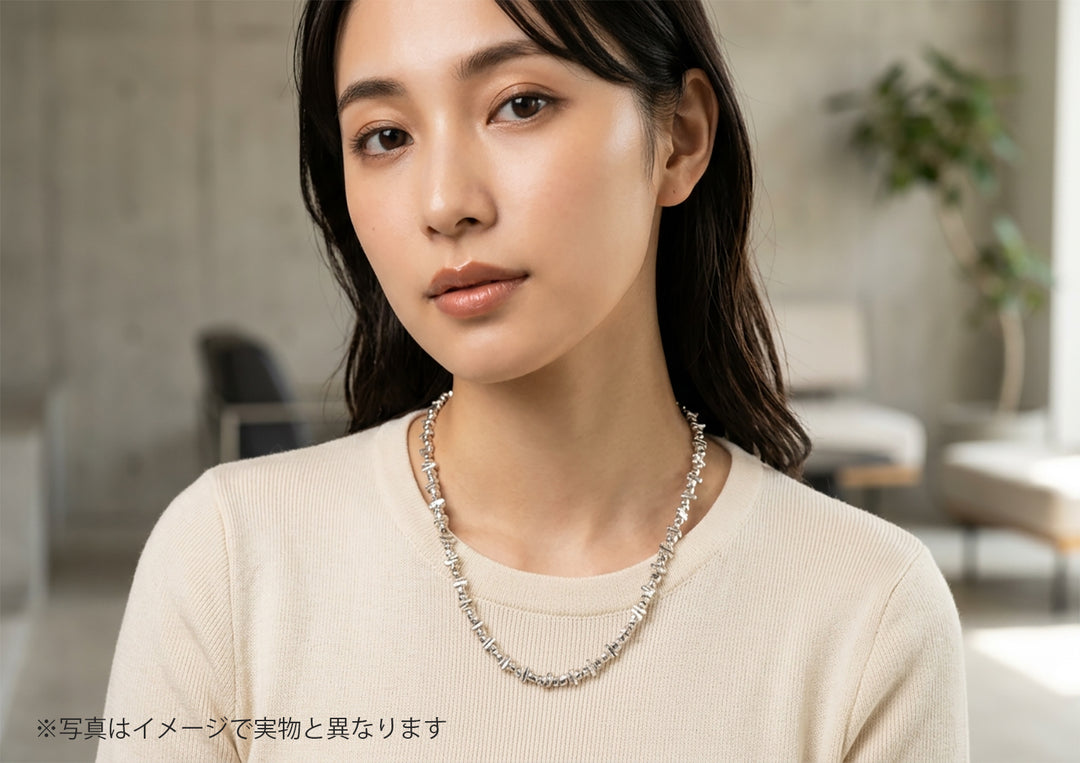 カレンシルバーのネックレスを着けた女性